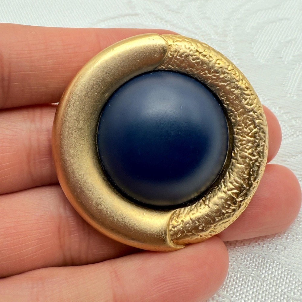 Vintage Ernst Gideon Bek Weekenders Round Gold Tone Brooch w/ Navy Resin Center
